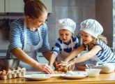 Copiii în bucătărie. Cinci beneficii și motive de a găti împreună cu juniorul tău